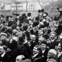 Os portuenses felicitando o Bispo que regressava.