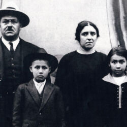 O professor António José de Sousa Barroso, sua irmã, Violante de Sousa Barroso, e seus filhos Adozinda Pinheiro Barroso e António Pinheiro Barroso