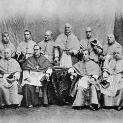 Prelados que participaram, em Braga, nas cerimónias comemorativas do quinquagésimo aniversário da definição dogmática da Imaculada Conceição de Maria, em 1904.
Sentados e da direita para a esquerda: Bispo de Viseu, Arcebispo de Évora, Núncio
Apostólico, Cardeal Patriarca, Arcebispo Primaz, Bispo de Beja. Em pé: Bispo do Porto, Arcebispo-Bispo de Portalegre, Arcebispo de Mitilene, Bispo-Conde de Coimbra, Bispo de Lamego, Arcebispo-Bispo da Guarda, Bispo de Bragança, Arcebispo-Bispo do Algarve.