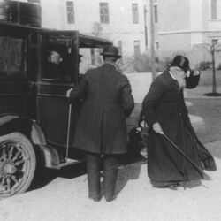 D. António chega a Lisboa, chamado por Afonso Costa, para interrogatório, em 7-3-1911.
Por decreto daquela data, foi destituído, preso e desterrado, só regressando ao Porto em 3-4-1914.
