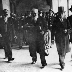 D. António Barroso e o seu advogado, Dr. Francisco Fernandes, à sua esquerda,
à saída do julgamento, no tribunal de São João Novo, no Porto, em 12-6-1913.