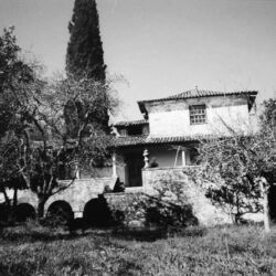 Quinta do Couto de Santiago, Barcelos, propriedade de uma família amiga (José de Bessa e Meneses), onde D. António Barroso passou alguns períodos do seu desterro em Remelhe. Ainda mantém o quarto de D. António Barroso, com oratório.