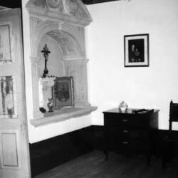 Quinta do Couto de Santiago, Barcelos, propriedade de uma família amiga (José de Bessa e Meneses), onde D. António Barroso passou alguns períodos do seu desterro em Remelhe. Ainda mantém o quarto de D. António Barroso, com oratório.