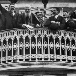 Membros da Juventude Católica do Porto, da varanda do novo paço, ovacionando D. António Barroso, que agradeceu, com lágrimas, a manifestação.