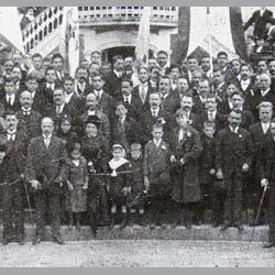 A assistência saudou entusiasticamente o seu Bispo. D. António falou ao povo da varanda do paço.Representantes das diferentes associações católicas do Porto.