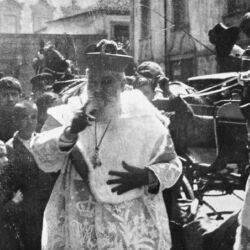 A primeira entrada do senhor D. António Barroso, na Sé, depois do desterro.
Beijando o anel episcopal.