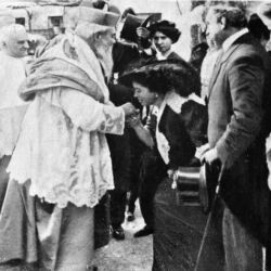 A primeira entrada do senhor D. António Barroso, na Sé, depois do desterro.
Beijando o anel episcopal.