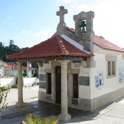 Cemitério paroquial de Remelhe, vendo-se, à entrada, a capela-jazigo, feita por subscrição pública. Para ali foram trasladados os restos mortais de D. António Barroso, em 5-11-1927.
