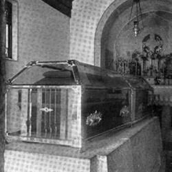 A urna, no interior da capela-jazigo