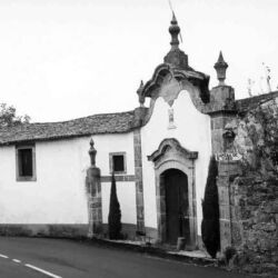 A Casa de Santiago (frontaria). Os proprietários haviam-se mudado, por volta de 1912, para a casa de Santo António de Vessadas, em Barcelinhos, deixando a Casa de Santiago entregue a caseiros que ocupavam as dependências.
