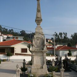 Jazigo de família, mandado construir por D. António Barroso, em 1899. Tem gravadas as armas episcopais, a pedido do próprio. Ali foi sepultado e ali se manteve, até à trasladação para a capela-jazigo, em 1927.