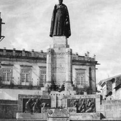Em 31-8-1931, foi inaugurado em Barcelos um monumento a D. António Barroso, na Praça do Município. Realizou-se, então, na mesma cidade, o
I Congresso Missionário Português.