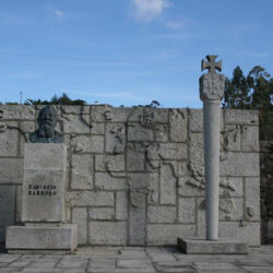 Remelhe, adro da igreja. Monumento com o busto de D. António Barroso. Inaugurado em 26-7-1959, foi custeado pelos irmãos Faria, emigrantes no Brasil .