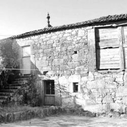 Escadas de entrada para o varandão da Casa de Santiago.
Aqui nasceu D. António em 5-11-1854. Já os avós paternos haviam sido caseiros na Casa de Santiago, ocupando parte de uma das dependências, onde nasceu o pai,
José António de Sousa Júnior, e depois ele próprio.