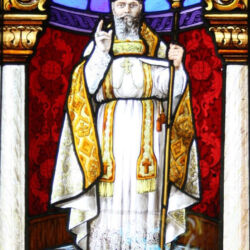 D. António Barroso na sua função episcopal: «Tanquam Aaron».
Vitral de Ricardo Leone (Lisboa, 1929), na capela-jazigo de Remelhe.
