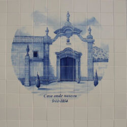 Azulejos com cenas alusivas à vida de D. António Barroso, no exterior da capela-jazigo. (Atelier de Joaquim Pombal, Leça do Balio, 2002)