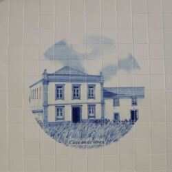 Azulejos com cenas alusivas à vida de D. António Barroso, no exterior da capela-jazigo. (Atelier de Joaquim Pombal, Leça do Balio, 2002)