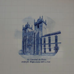 Azulejos com cenas alusivas à vida de D. António Barroso, no exterior da capela-jazigo. (Atelier de Joaquim Pombal, Leça do Balio, 2002)