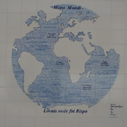 Azulejos com cenas alusivas à vida de D. António Barroso, no exterior da capela-jazigo. (Atelier de Joaquim Pombal, Leça do Balio, 2002)