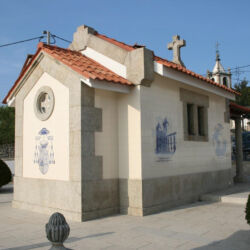 Azulejos com cenas alusivas à vida de D. António Barroso, no exterior da capela-jazigo. (Atelier de Joaquim Pombal, Leça do Balio, 2002)