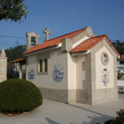 Azulejos com cenas alusivas à vida de D. António Barroso, no exterior da capela-jazigo. (Atelier de Joaquim Pombal, Leça do Balio, 2002)
