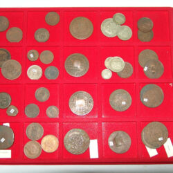 D. António Barroso ofereceu ao Município de Barcelos a sua colecção particular de 1042 moedas, de diversos países.