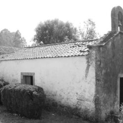 Capela de Santiago, junto à Casa de Santiago (que se vê do lado esquerdo, ao fundo), onde nasceu D. António Barroso, como acima se refere. Esta capela foi igreja paroquial da freguesia de São Tiago de Moldes, até 1566, ano em que a freguesia foi extinta e integrada na freguesia de Santa Marinha de Remelhe, até à actualidade.