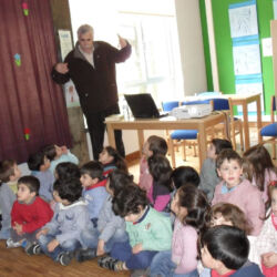 Amadeu Gomes de Araújo, Vice-Postulador da Causa de Canonização de               D. António Barroso, numa Escola de Remelhe. Sessão de divulgação.