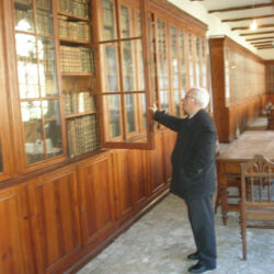 O Colégio de Cernache do Bonjardim dispunha de meios pedagógicos avançados e de excelentes instalações, incluindo uma ampla biblioteca com vasta documentação, a que hoje é possível aceder pela internet. Na imagem, o Pe. Manuel Castro Afonso, estudioso que tem à sua responsabilidade o acervo documentel legado pelo Colégio das Missões Ultramarinas.