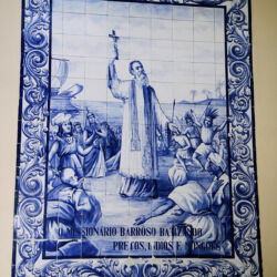 D. António Barroso é o mais conhecido dos 317 missionários que receberam a sua formação no Colégio das Missões Ultramarinas, entre 1856, ano da fundação da instituição, e 1911, altura em que a República a encerrou. O insigne missionário é assim recordado hoje no átrio de entrada do Seminário das Missões de Cernache do Bonjardim. (Fábrica Aleluia, 1937)