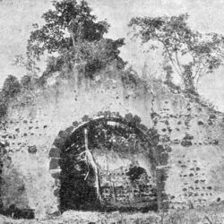 São Salvador do Congo. Em cima, ruínas da antiga Sé episcopal, à chegada do Pe. António Barroso, e ruínas do convento dos Capuchinhos, em 1886. Em meados do séc. XVII, São Salvador contara com oito ou nove igrejas, além da Sé Catedral. À chegada do Pe. Barroso estavam todas em ruínas.