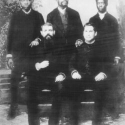Fotografia que serviu de base ao trabalho em azulejo que se encontra no átrio de entrada do Seminário das Missões de Cernache do Bonjardim, que acima se reproduz. Os Padres António Barroso e Sebastião Pereira, em 1881, ano da fundação da Missão de São Salvador do Congo, com dois filhos e um sobrinho do rei local (Álvaro Tangue, Nicolau Diungo e Álvaro Mascapai).