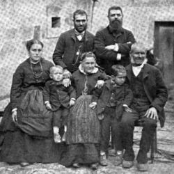 Família do Padre António Barroso. Foto tirada na Casa do Sousa.
Sentados e da direita para a esquerda: José António de Sousa (pai), Firmino José
(primeiro sobrinho: 1884-1935), Eufrásia Rosa Barroso (mãe), António José (segundo sobrinho: 1886-1962) e Angelina (cunhada). Em pé: Padre António José e Manuel José (irmão).
Posteriormente, o Manuel José e a Angelina tiveram mais três filhos: Adolfo (terceiro sobrinho: 1889-1959), Violante (quarto sobrinho: 1892-1974) e Abílio (quinto sobrinho: 1902-1966).