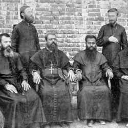 O Bispo de Himéria, em visita pastoral na Zambézia. Da esquerda para a direita. Em cima e de pé: P. João Hubert Vollers, sj, holandês, natural de Uijk (Maastricht). Entrou na Companhia em 1881, já destinado à Missão da Zambézia. Estudou filosofia e parte da teologia em Dunbrody (África do Sul). Foi para Boroma em 1893. Faleceu no Atlântico, em 05 de Junho de 1907, na viagem para a Europa. P. Carlos Friedrich, sj, austríaco, natural de Sokolov (Boémia), entrou na Compania em 1864 na Província austro-hungara e foi para Moçambique (Boroma) em 1890. Regressou definitivamente à Europa em 1899 e faleceu na Áustria em Março de 1917.
Em baixo e sentados: P. Machado, D. António Barroso, Mons. Gustavo Couto e P. Ladislau Menyhárth, sj, húngaro, entrou na Companhia em 1866 na Província austro-húngara. Foi reitor do colégio de Kalocsa (Hungria) e era um cientista de renome. Foi para Moçambique em 1890. Estudou a flora das regiões de Boroma e Miruro e fazia, também, observações meteorológicas que enviava para a Sociedade de Geografia de Lisboa. Corespondia-se com cientistas amigos a quem chegou a enviar muitas plantas. Em Moçambique o Dr. António de Figueiredo Gomes e Sousa reconheceu o seu trabalho científico escrevendo vários artigos no “Boletim da Sociedade de Estudos de Moçambique” que foram publicados numa separata com o título Plantas Menyharthianas. Faleceu no Miruro em 16 de Novembro de 1897.