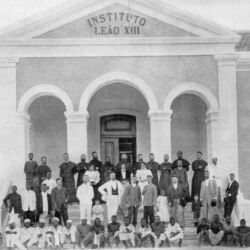 Instituto Leão XIII, na Cabaceira, junto à Ilha de Moçambique. Criado por D. António Barroso e por ele inaugurado (está no centro da foto, ao fundo), em 18-8-1895, destinava-se a apoiar meninas «órfãs, abandonadas e pobres». No mês seguinte, o Prelado regressaria a Portugal.