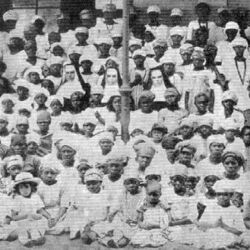 Escola da Missão de Lhanguene. Em 25-4-1892, D. António Barroso viajou até Lourenço Marques, actual Maputo, onde não havia nenhuma Missão católica. A primeira foi criada por ele em Lhanguene, em 21-7-1892, sob a protecção de São José.