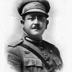 Major Firmino José Barroso (entre os avós, na foto anterior).