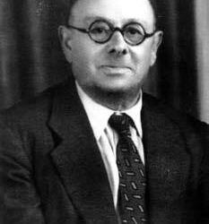 Professor António José Barroso (entre a avó e a mãe, na foto).