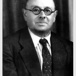 Professor António José Barroso (entre a avó e a mãe, na foto).